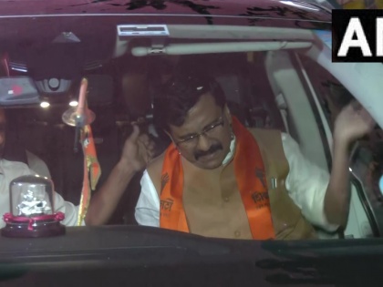 Shiv Sena MP Sanjay Raut steps out of Mumbai's Arthur Road jail after court grants him bail in money-laundering case see video | मुंबईः सांसद संजय राउत ऑर्थर रोड जेल से रिहा, पात्रा चॉल घोटाले केस में मिली है जमानत, देखें वीडियो