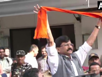 Mumbai Shiv Sena leader Sanjay Raut taken ED detained connection Patra Chawl land scam case see video | Patra Chawl land scam case: शिवसेना नेता संजय राउत का ट्वीट- झुकूंगा नहीं, पार्टी भी नहीं छोड़ेंगे