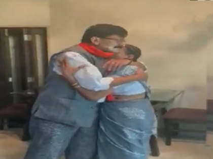 Shiv Sena Sanjay Raut hugs mother before being taken to ED office Watch video | हिरासत के बाद ईडी कार्यालय ले जाने के दौरान शिवसेना नेता संजय राउत ने मां को लगाया गले, हुए भावुक, सामने आया वीडियो