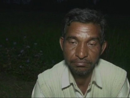 Hardoi: A farmer bit off a snake's hood after it bit him in a field | OMG! सांप ने किसान को डसा, गुस्से में किसान ने सांप का फन चबाया