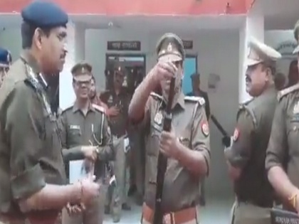 UP Sant Kabir Nagar, sub-inspector putting cartridge from opening of barrel of gun, watch video | यूपी पुलिस के इस सब-इंस्पेक्टर को नहीं पता बंदूक में गोली कहां से डाली जाती है! क्या है मामला जानिए