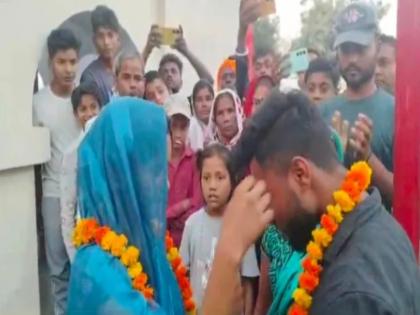 In UP, a man got his wife married to her lover, saying- 'I will take care of your children' | VIDEO: यूपी में एक व्यक्ति ने अपनी पत्नी की शादी उसके प्रेमी से कराई, बोला- 'तुम्हारे बच्चों का ख्याल रखूंगा'