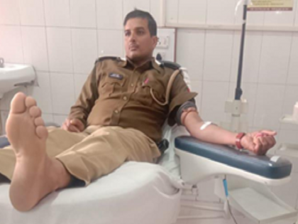 UP: Policeman saves Old Man Life by Donating his blood in Varanasi, Here are Viral Pics | यूपी पुलिस का एक चेहरा ऐसा भी, वाराणसी के जवान ने खून देकर बचाई बुजुर्ग की जान, लोग कर रहे सलाम UP: Policeman saves Old Man Life by Donating his blood in Varanasi, Here are Viral Pics | यूपी पुलिस का एक चेहरा ऐसा भी, वाराणसी के जवान ने खून देकर बचाई बुजुर्ग की जान, लोग कर रहे सलाम