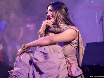 Sapna Choudhary Song Viral: Fans flocked to see Sapna Chaudhary's English medium dance | Sapna Choudhary Song Viral: सपना चौधरी के 'इंग्लिश मीडियम' के देसी ठुमके देख थिरकने लगे फैंस, वायरल हुआ वीडियो