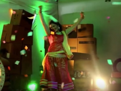 sapna chaudhary craze people goes mad after watching her dance moves in jodhpur | सपना चौधरी की अदाओं के बीच मचा बवाल, बेकाबू भीड़ पहुंची स्टेज तक