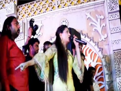 Sapna Choudhary Angry at Crowd after Stones being Thrown at her during a Live Dance Show | VIDEO: अपने डांस से लोगों को दीवाना बनाने वाली सपना चौधरी पर जब फेंका गया पत्थर, गुस्से से आग बबूला हो गई थीं डासिंग क्वीन