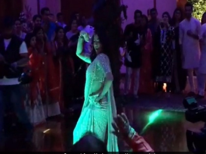 Bollywood sara ali khan dances on saat samundar paar song in wedding video viral | डांस फ्लोर पर 'सांत संमदर' गाने पर जमकर थिरकीं सैफ की बेटी सारा अली खान, वीडियो वायरल