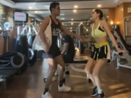 Video: Sara Ali Khan Dancing At The Gym On A 90s B'wood Track | Video: सारा अली खान ने में वर्कआउट छोड़ जेठ की दुपहरी' गाने पर किया डांस, वायरल हुआ वीडियो