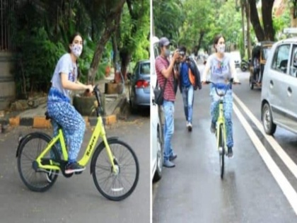 after ranbir kapoor Sara Ali Khan goes cycling wearing mask video viral | VIDEO: रणबीर कपूर के बाद अब साइकल राइड पर निकलीं सारा अली खान, मुंबई की सड़कों पर यूं नजर आईं एक्ट्रेस