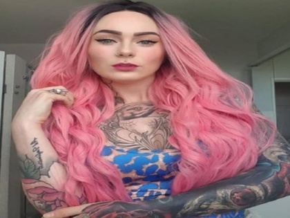 Australian lady doctor not served food because of full body tatoo | महिला डॉक्टर को पूरे शरीर पर टैटू बनवाना पड़ा भारी, वेटर ने नहीं परोसा खाना