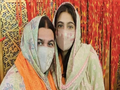 Sara Ali Khan And Mom Amrita Singh Twinning In Green Visit Ajmer Sharif Dargah | मम्मी अमृता सिंह संग अजमेर शरीफ दरगाह पहुंचीं सारा अली खान, तस्वीर शेयर कर कही दिल छू लेने वाली बात