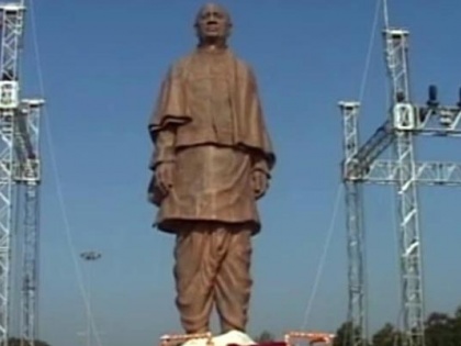 Gujarat: tampered with Statue of Sardar Patel in gandhi nagar, LK Advani had unveiled | गुजरात: सरदार पटेल की प्रतिमा को पहनाई बोतलों की माला, लालकृष्ण आडवाणी ने किया था अनावरण
