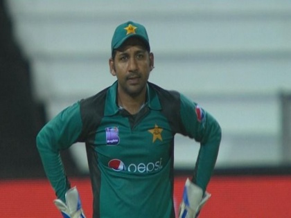 pakistan sarfraz ahmed suspended for 4 match by icc for racist comment on Andile Phehlukwayo | सरफराज अहमद पर गिरी गाज, आईसीसी ने चार मैचों के लिए निलंबित किया, इस गलती की मिली सजा