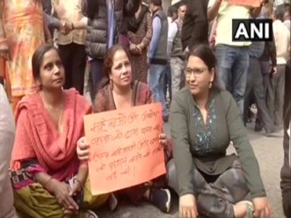 Delhi Residents of Sarita Vihar and Jasola hold protest against the anti-CAA protests in ShaheenBagh | CAA Protest: शाहीन बाग में परेशान महिलाएं सड़कों पर उतरीं, रास्ता खुलवाने की जद्दोजहद जारी