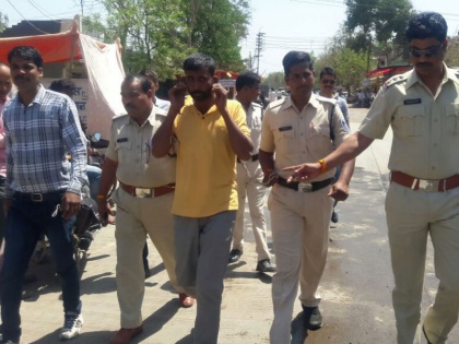 Madhya Pradesh: The rape accused Sarpanch processionize | मध्य प्रदेशः बलात्कारी उपसरंपच को पुलिस ने गांव से अदालत तक कान पकड़ाकर घुमाया, निकाला जुलूस