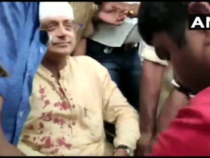 Congress Shashi Tharoor has been injured while offering prayers at a temple | मंदिर में पूजा के दौरान गिरने से शशि थरूर गंभीर रूप से घायल, सिर में चोट, लगे 6 टांके