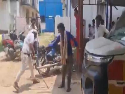 Satna poor man brutally beaten on suspicion of theft in Madhya Pradesh Found Only two dry rotis and salt in pocket video viral | VIDEO: 'जेब में सिर्फ दो सूखी रोटी और नमक...', चोरी के शक में गरीब की बेरहमी से पिटाई, तमाशबीन बने रहे लोग
