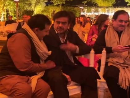 Shatrughan Sinha attends wedding in Pakistan at Lahore videos go viral | शादी अटेंड करने पाकिस्तान पहुंचे 'बिहारी बाबू' शत्रुघ्न सिन्हा, वीडियो देख लोगों ने दिए ऐसे रिएक्शन