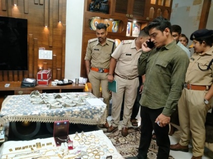 Crime branch raids on speculative house, 2.5 crore gold, silver, diamond recovered with 21.62 lakh cash | उज्जैन: सट्टा घर पर क्राइम ब्रांच की दबिश, 21.62 लाख नकद के साथ 2.5 करोड़ का सोना, चांदी, डायमंड बरामद