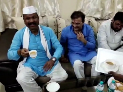 Video Maharashtra Minister Abdul Sattar asked the District Magistrate Do you drink alcohol DM gave this answer | जिलाधिकारी ने चाय के लिए मना किया तो महाराष्ट्र के मंत्री ने पूछा- क्या आप शराब पीते हैं? देखें डीएम ने क्या दिया जवाब