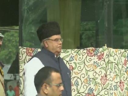 Indepandence Day 2019 in Jammu Kashmir Governor Satya Pal Malik unfurls the national flag | जम्मू-कश्मीर: श्रीनगर में राज्यपाल सत्यपाल मलिक ने फहराया तिरंगा, कहा- केंद्र के फैसले से विकास के नये रास्ते खुले