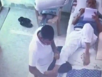 Video of Satyendar Jain's massage in jail again surfaces stories of luxury in jails | ब्लॉग: सत्येंद्र जैन की मालिश का वीडियो- कम नहीं हो रहे जेल में ऐशोआराम के किस्से