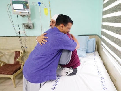 Arvind Kejriwal came to meet Satyendar Jain in the hospital hugged him Said Met a brave hero | सत्येंद्र जैन से अस्पताल में मिलने पहुंचे अरविंद केजरीवाल, लगाया गले; बोले- "एक बहादुर हीरो से मिला"
