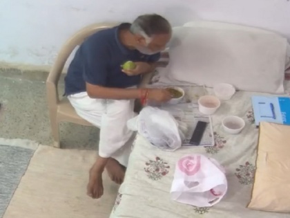 Satyendar Jain latest CCTV footage show Delhi Minister getting food in jail, sources said he gained 8 kg of weight in jail | तिहाड़ जेल से सत्येंद्र जैन का एक और वीडियो आया सामने; सूत्रों का दावा- मिल रहा है अच्छा भोजन, 8 किलो वजन बढ़ा