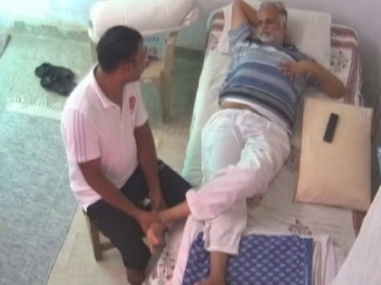 Masseur providing massage to jailed Satyendar Jain is prisoner Rinku in a rape case says Tihar Jail official sources | सत्येंद्र जैन को मसाज देता नजर आया शख्स कैदी है फिजियोथेरेपिस्ट नहीं, रेप केस में तिहाड़ जेल में है बंद: सूत्र