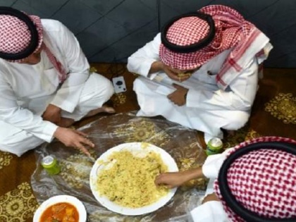 Saudi Arabia, people descended to protest the habit of throwing the leftovers, a special plate made | सऊदी अरब में बचा हुआ खाना फेंकने की आदत के विरोध में उतरे लोग, बनाई गई खास प्लेट