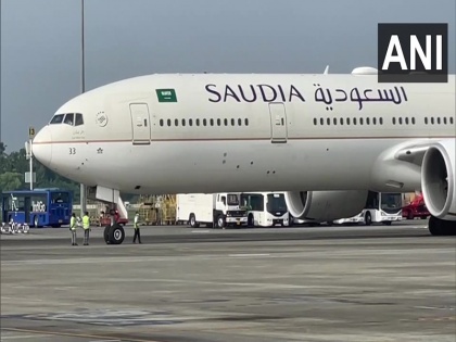 Saudi Airlines flight makes emergency landing at Kolkata airport no casualties reported | सऊदी एयरलाइंस के एक विमान की कोलकाता हवाई अड्डे पर हुई आपातकालीन लैंडिंग, कोई नुकसान की खबर नहीं