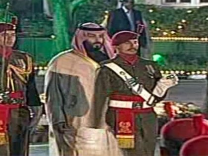Pakistan carries out red carpet for Saudi Arabia's Wali Ahad | पाकिस्तान ने सऊदी अरब के वली अहद के स्वागत में बिछाया रेड कारपेट, एयरपोर्ट पर डंटे रहे इमरान