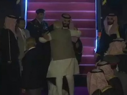 saudi arabia prince mohammad bin salman reaches delhi pm modi receives | सऊदी अरब के शाहजादे मोहम्मद बिन सलमान भारत पहुंचे, पीएम मोदी ने 12वीं बार प्रोटोकॉल तोड़कर किया स्वागत