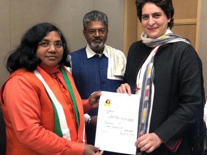 Uttar Pradesh: Former BJP MP Savitribai Phule joins Congress, Priyanka Gandhi welcomes | उत्तर प्रदेश: पूर्व बीजेपी सांसद सावित्रीबाई फुले ने थामा कांग्रेस का हाथ, प्रियंका गांधी ने किया स्वागत Uttar Pradesh: Former BJP MP Savitribai Phule joins Congress, Priyanka Gandhi welcomes | उत्तर प्रदेश: पूर्व बीजेपी सांसद सावित्रीबाई फुले ने थामा कांग्रेस का हाथ, प्रियंका गांधी ने किया स्वागत