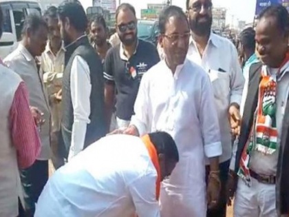 Chhattisgarh Election: BJp candidate touch feet of Congress candidate, ask for victory bless | प्रचार के दौरान हुआ सामना तो बीजेपी उम्मीदवार ने छुए कांग्रेस प्रत्याशी के पैर, मांगा जीत का आशीर्वाद