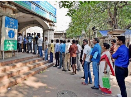 cash crisis in many states and long queues outside atm | नोटबंदी के बाद फिर ATM के बाहर लगने लगी कतारें, बैंकों ने माना कैश की किल्लत