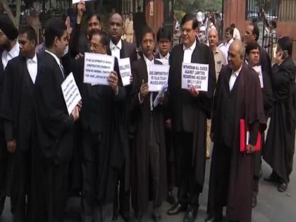 Delhi: Lawyers protest outside Supreme Court demandes Rs 10 lakhs compensation in Tis Hazari court clash | तीस हजारी कोर्ट हिंसा मामला: सुप्रीम कोर्ट के बाहर वकीलों का विरोध-प्रदर्शन, मांगा 10 लाख रुपये मुआवजा Delhi: Lawyers protest outside Supreme Court demandes Rs 10 lakhs compensation in Tis Hazari court clash | तीस हजारी कोर्ट हिंसा मामला: सुप्रीम कोर्ट के बाहर वकीलों का विरोध-प्रदर्शन, मांगा 10 लाख रुपये मुआवजा