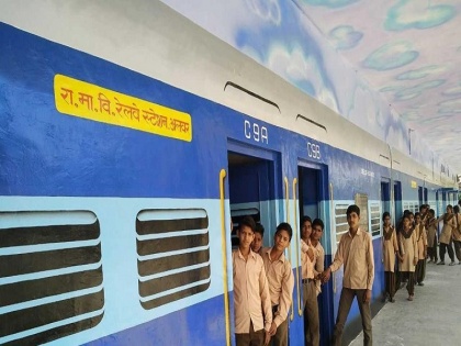 Rajasthan Alwar Govt Sr Secondary School Railway Station painted like a train | यह कोई ट्रेन नहीं बल्कि सरकारी स्कूल है, बाउंड्री मालगाड़ी तो क्लासरूम हैं रेल के डिब्बे