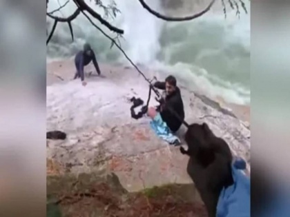 sikh men use turbans to rescue hikers from waterfall see viral video | झरने में डूब रहे थे लोग, सिखों ने पगड़ी खोलकर बचाई जान लोगों की जान, पेश की इंसानियत की मिसाल