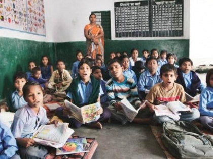 Jharkhand: dilapidated education system exposed, children study sitting on the ground | झारखंड: जर्जर शिक्षा व्यवस्था की खुली पोल, बच्चे जमीन पर बैठकर करते हैं पढ़ाई