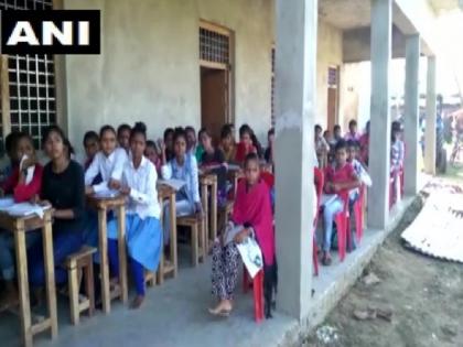 UP jalaun Private school was open despite govt orders schools closed 31st august | बिना सरकार के आदेश के यूपी के इस जिले में खुला स्कूल, मास्क और सोशल डिस्टेंसिंग के बिना क्लास में दिखें बच्चे