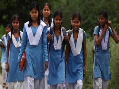 bihar saharsa girls student don't go school due to afraid of teasing | नीतीश के राज में इस वजह से तीन दर्जन लड़कियों ने छोड़ा स्कूल जाना, जानें क्या है पूरा मामला