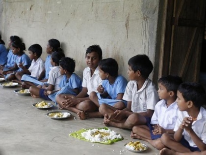Dalit children eat separately in this school of UP, video viral, the administration ordered an inquiry | यूपी के इस स्कूल में दलित बच्चे खाते हैं अलग बैठकर खाना, वीडियो वायरल होने के बाद डीएम ने दिए जांच के आदेश