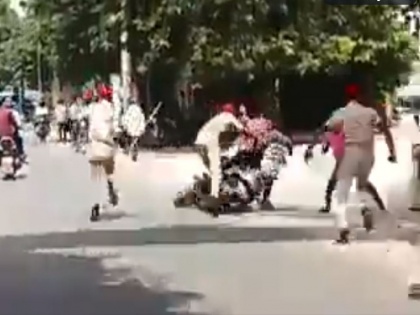 Viral Video Traffic Police Constable Pushes Two Men on Ground From Moving Scooty For Not Wearing Helmet in Bihar's Jamui | हेलमेट नहीं पहना तो ट्रैफिक पुलिसवालों ने चलती स्कूटी वाले को धक्का देकर गिरा दिया, देखें Video