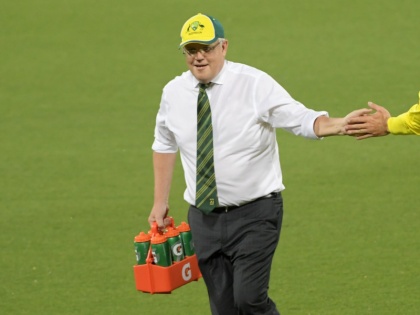 Australia PM Scott Morrison serves water to cricketers during match, Twitter can’t keep calm | मैच के दौरान खिलाड़ियों के लिए ड्रिंक्स लेकर पहुंचे प्रधानमंत्री, सोशल मीडिया पर जमकर हो रही है तारीफ