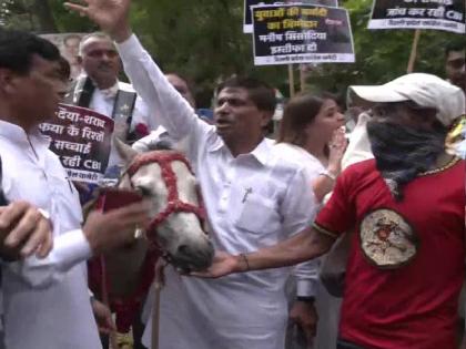 Delhi Congress demands resignation of Manish Sisodia after CBI raids | 'आप' दफ्तर पर कांग्रेस का प्रदर्शन, गधों पर केजरीवाल और मनीष सिसोदिया का पुतला रख जताया विरोध