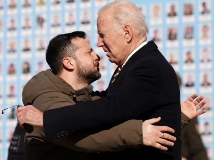 US President Joe Biden arrives in Kiev Ukraine announces air surveillance to Ukraine | अमेरिकी राष्ट्रपति जो बाइडन यूक्रेन की राजधानी कीव पहुंचे, यूक्रेन को एयर सर्विलांस देने की घोषणा की