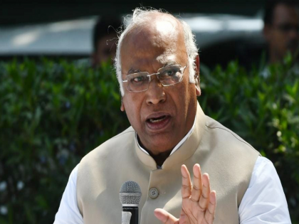 Mallikarjun Kharge said on Karnataka elections I am not CM candidate in Karnataka | कर्नाटक चुनावों पर खड़गे बोले- हमारे विधायकों की चोरी हो जाती है, इसलिए ज्यादा सीटें जीतना जरूरी Mallikarjun Kharge said on Karnataka elections I am not CM candidate in Karnataka | कर्नाटक चुनावों पर खड़गे बोले- हमारे विधायकों की चोरी हो जाती है, इसलिए ज्यादा सीटें जीतना जरूरी