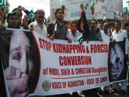 forced conversions and weddings of kidnapped girls quite common in pakistan reported HRWF | रिपोर्ट से सामने आया पाकिस्तान का सच, अपहृत अल्पसंख्यक लड़कियों का जबरन धर्मांतरण और शादी आम बात, महिलाओं और लड़कियों की स्थिति बेहद बुरी