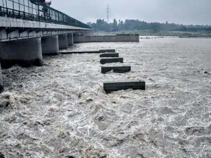 More than one lakh cusecs of water released from Hathinikund barrage into Yamuna river flood warning issued | दिल्ली सरकार ने बाढ़ की चेतावनी जारी की, हथिनीकुंड बराज से यमुना नदी में एक लाख क्यूसेक से अधिक पानी छोड़ने के बाद बढ़ रहा है जलस्तर